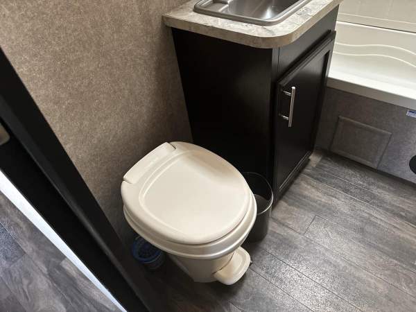 2017 Jayco Octane T32C Toy Hauler - Image 27