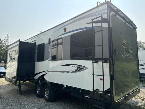 2017 Jayco Octane T32C Toy Hauler - Image 4