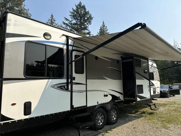 2017 Jayco Octane T32C Toy Hauler - Image 6