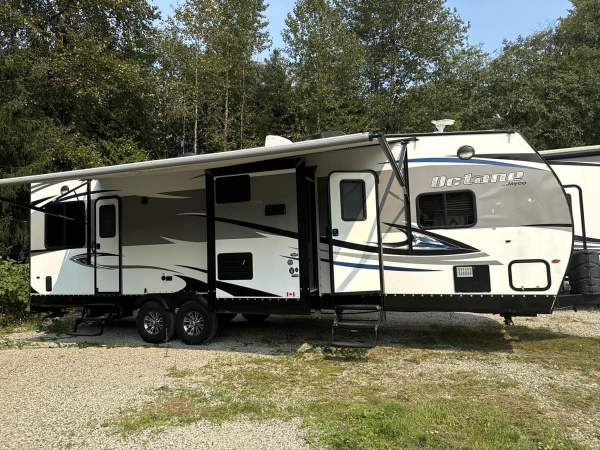 2017 Jayco Octane T32C Toy Hauler - Image 8