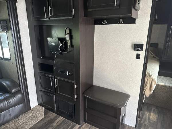 2017 Jayco Octane T32C Toy Hauler - Image 12