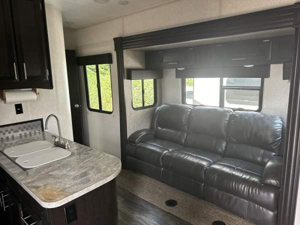 2017 Jayco Octane T32C Toy Hauler - Image 10