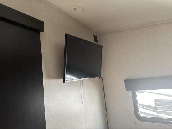 2017 Jayco Octane T32C Toy Hauler - Image 11