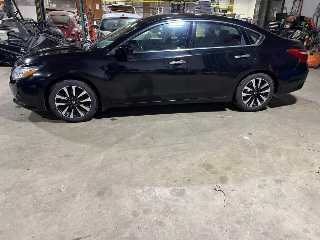2018 Nissan Altima SV - Image 4