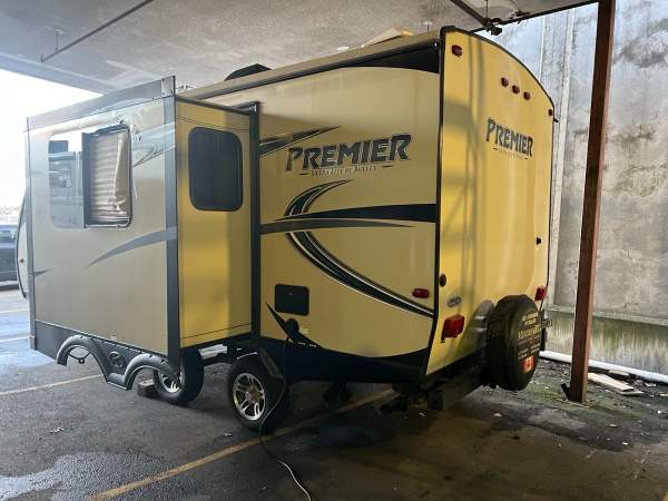 2017 Keystone Premier 19FBR - Image 4