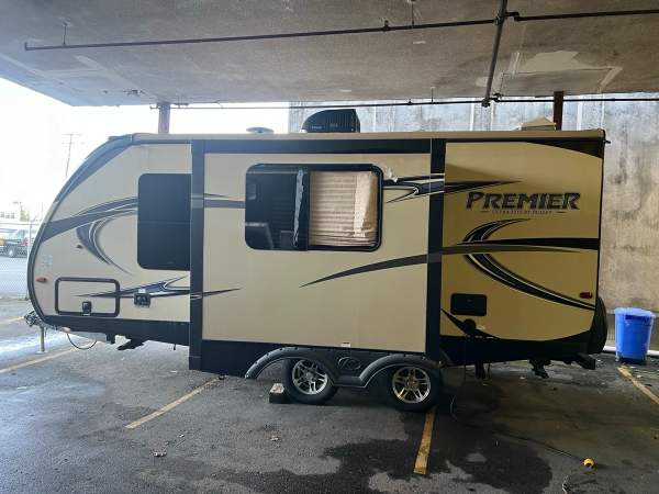 2017 Keystone Premier 19FBR - Image 3