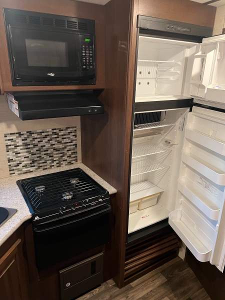 2017 Keystone Premier 19FBR - Image 12