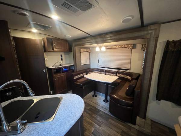 2017 Keystone Premier 19FBR - Image 10