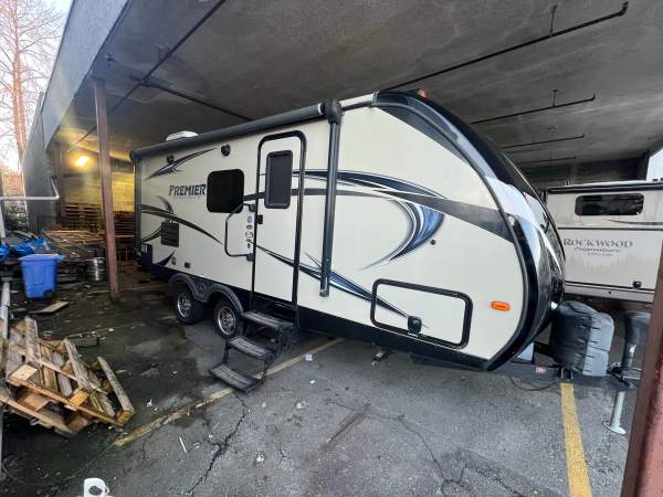 2017 Keystone Premier 19FBR - Image 7