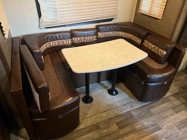 2017 Keystone Premier 19FBR - Image 11