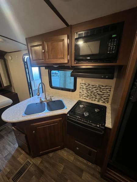 2017 Keystone Premier 19FBR - Image 15