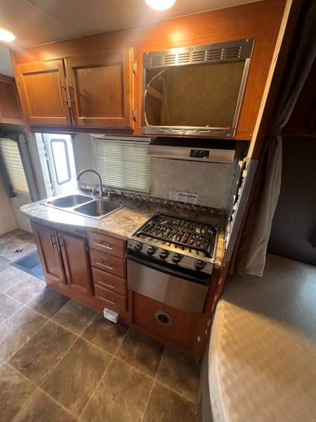 2017 Alpine Adventure 24DS - Image 12