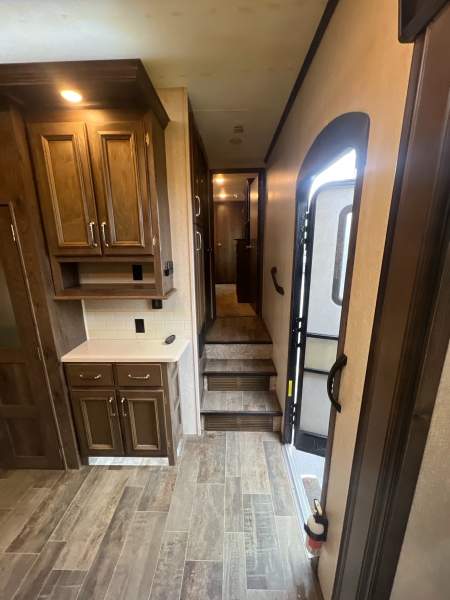 2018 Keystone Montana HM344RL - Image 16