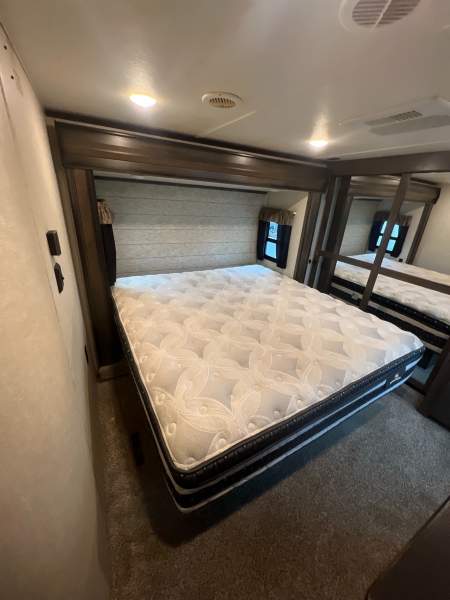 2018 Keystone Montana HM344RL - Image 15