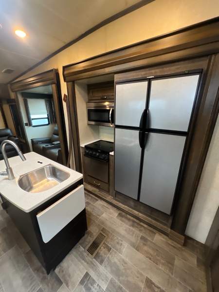 2018 Keystone Montana HM344RL - Image 11