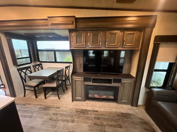 2018 Keystone Montana HM344RL - Image 8