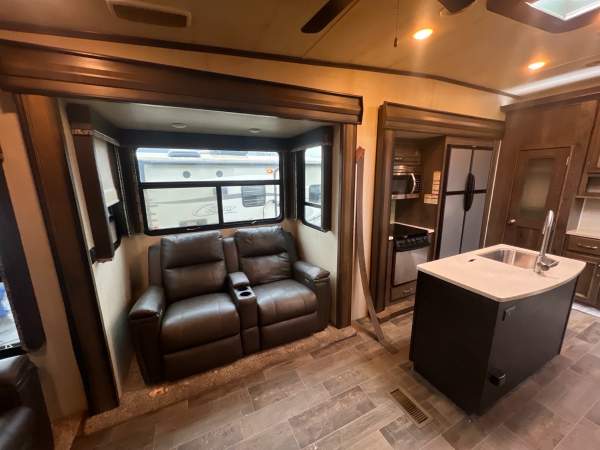 2018 Keystone Montana HM344RL - Image 9