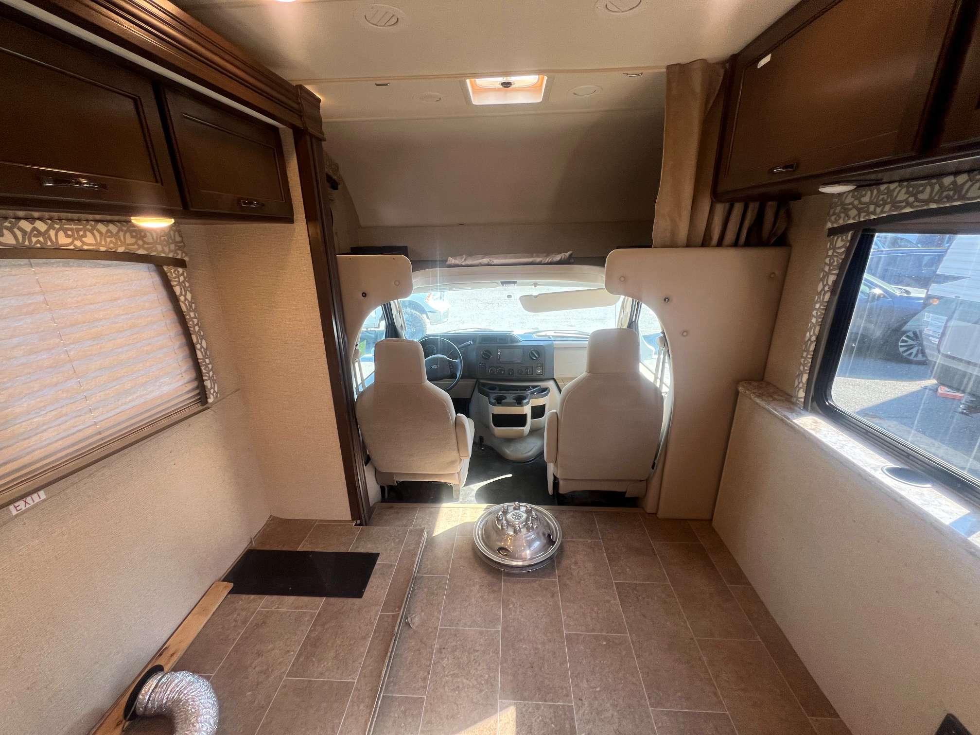 2018 Thor Motor Coach Chateau 30D - Image 9