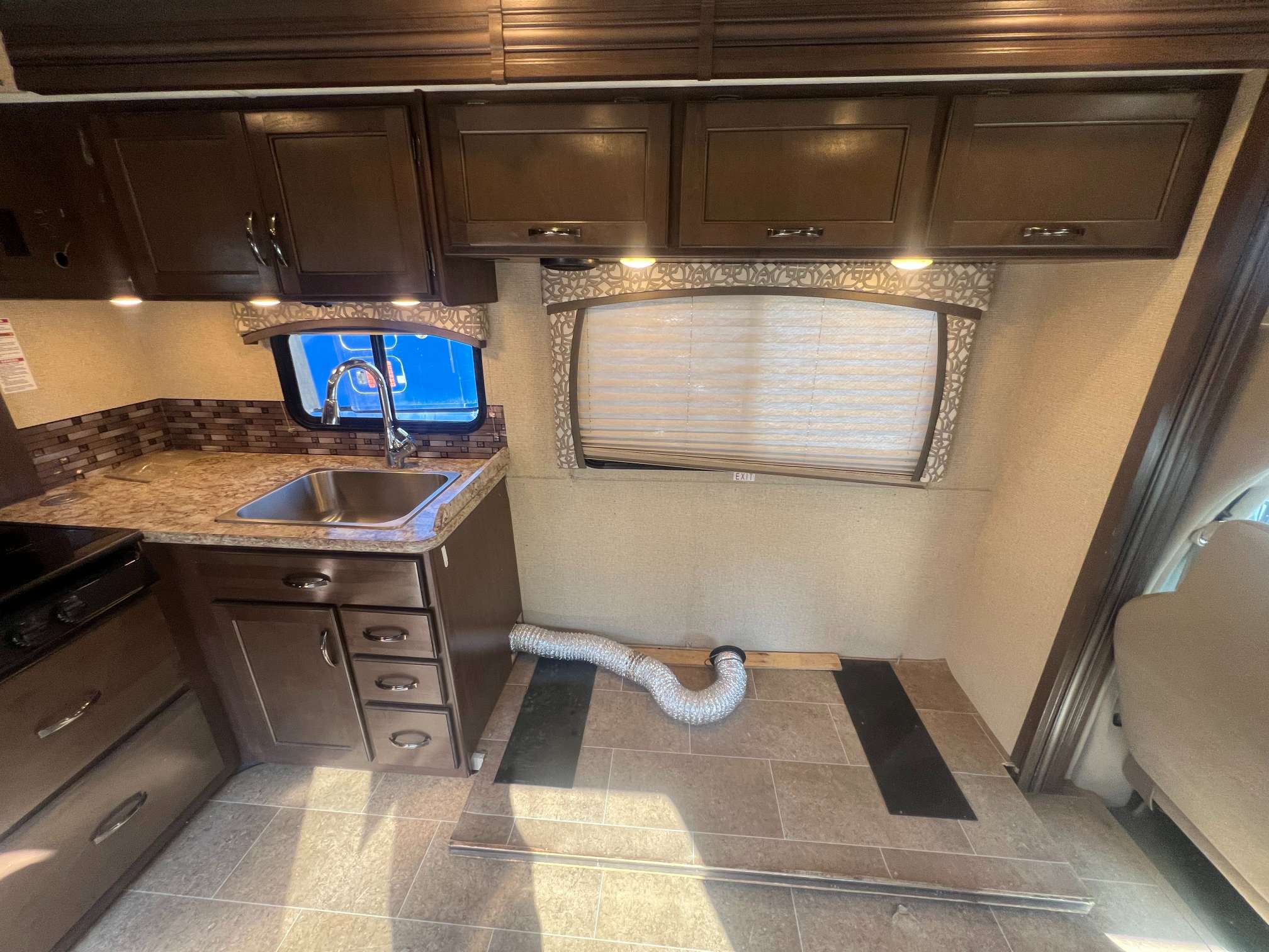 2018 Thor Motor Coach Chateau 30D - Image 10