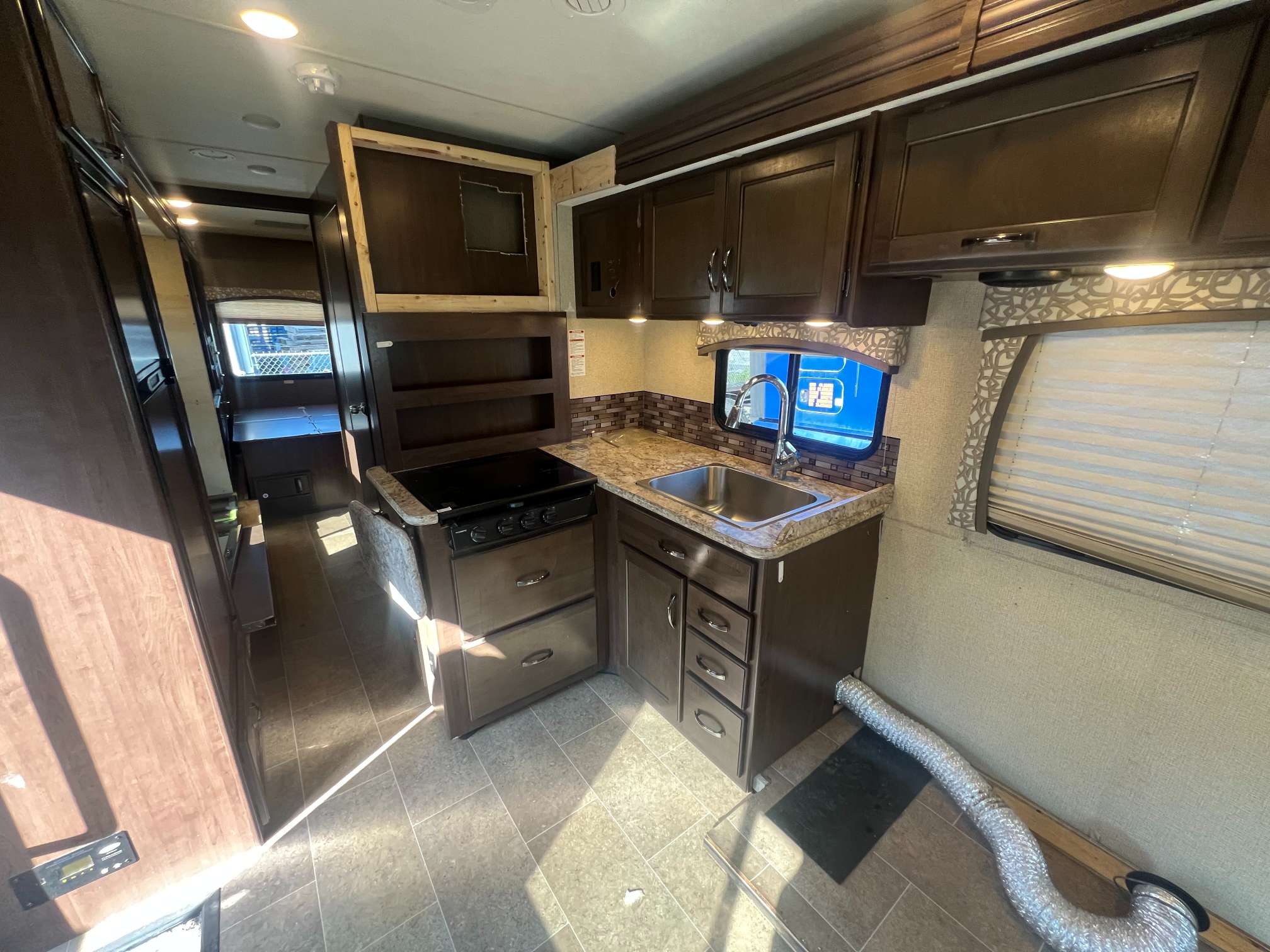 2018 Thor Motor Coach Chateau 30D - Image 11