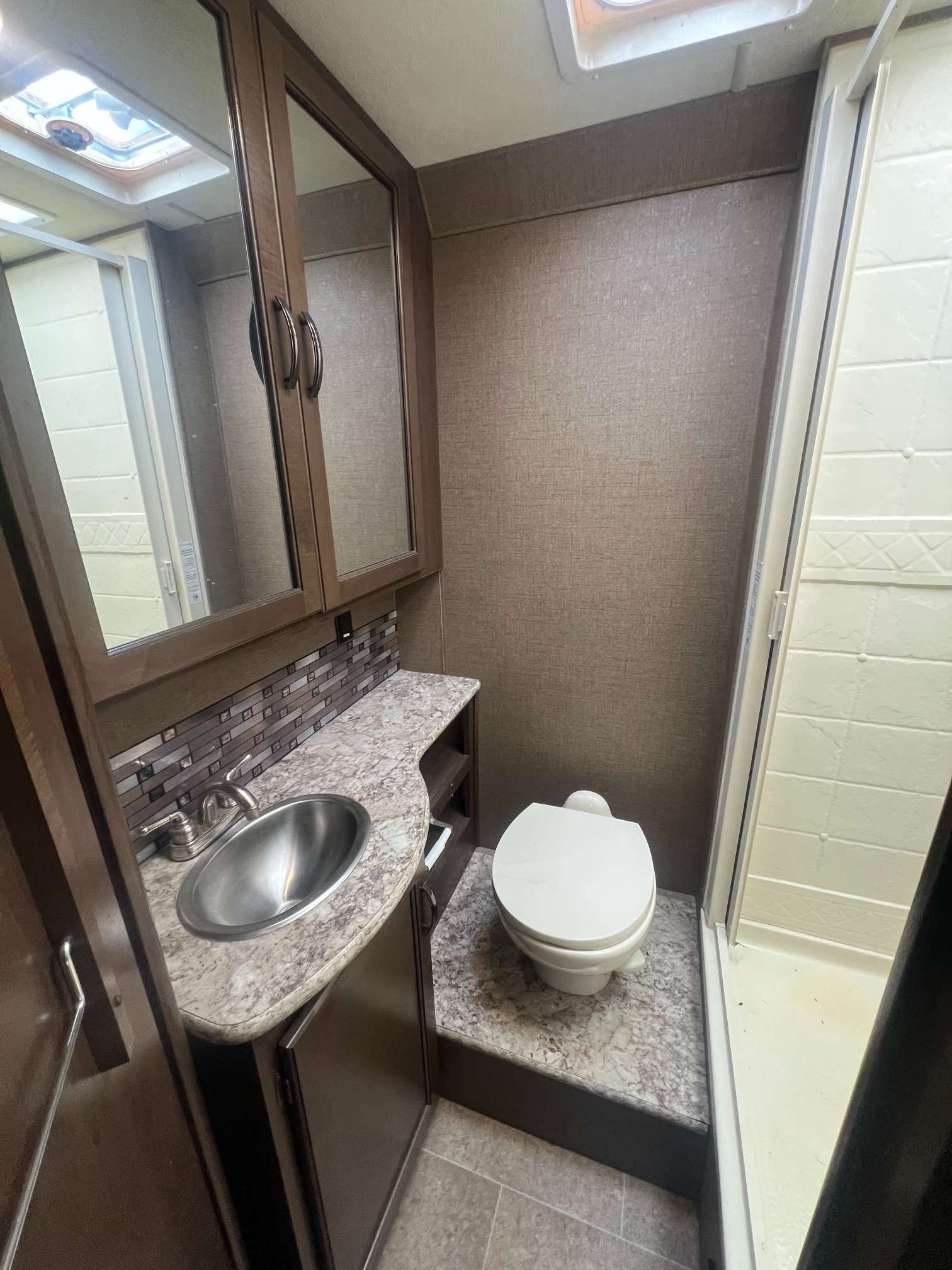 2018 Thor Motor Coach Chateau 30D - Image 18