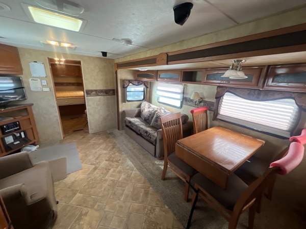 2009 Keystone Cougar 29FKS - Image 9