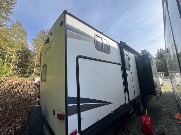 2019 Keystone Sunset 331BH - Image 4