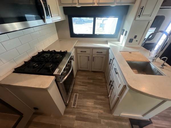 2021 Jayco Seismic 4113 Toy Hauler - Image 22