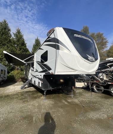 2021 Jayco Seismic 4113 Toy Hauler - Image 3