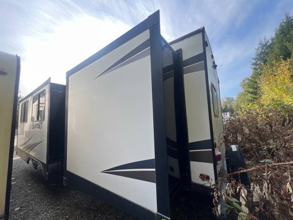 2019 Keystone Sunset 331BH - Image 3