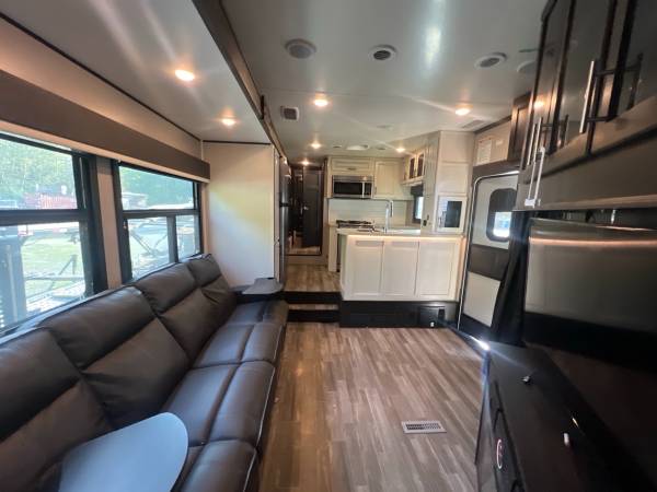 2021 Jayco Seismic 4113 Toy Hauler - Image 7