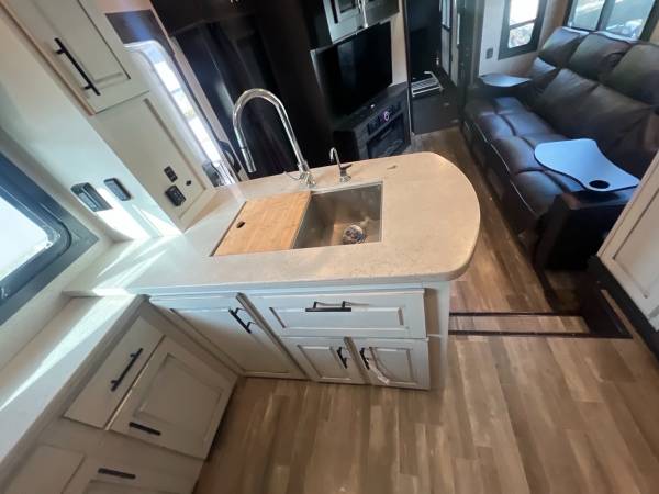 2021 Jayco Seismic 4113 Toy Hauler - Image 10