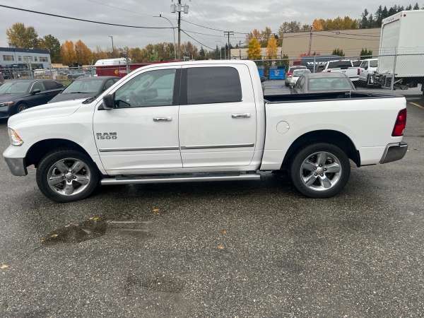 2017 Ram 1500 SLT CREW CAB - Image 6