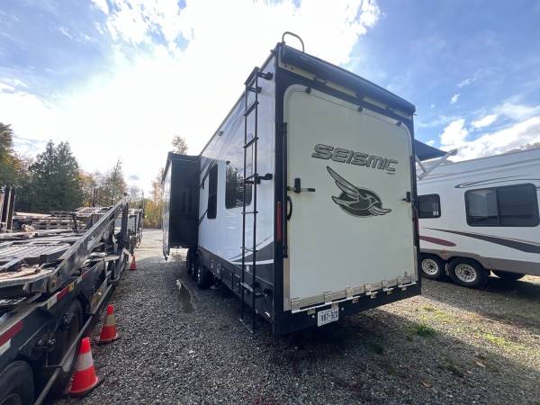 2021 Jayco Seismic 4113 Toy Hauler - Image 4