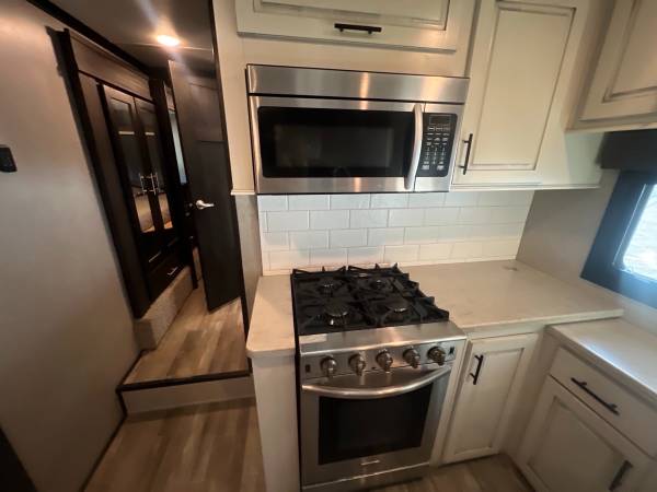 2021 Jayco Seismic 4113 Toy Hauler - Image 12