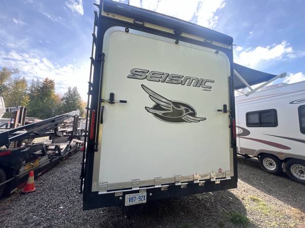 2021 Jayco Seismic 4113 Toy Hauler - Image 5