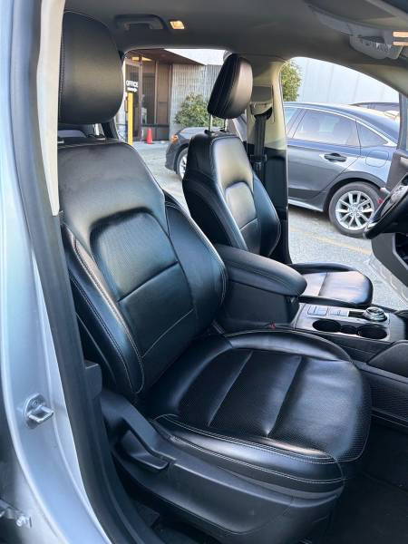 2020 Ford Escape SEL AWD - Image 13