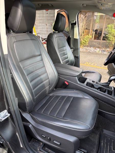 2018 Ford Escape Titanium 4WD - Image 11