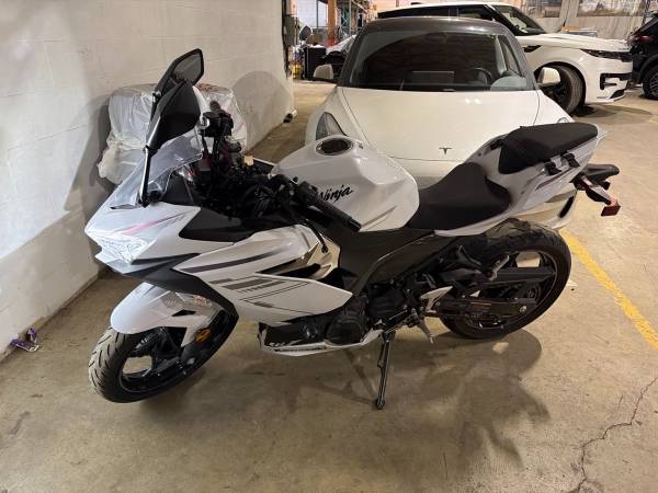2023 Kawasaki Ninja 400 - Image 3
