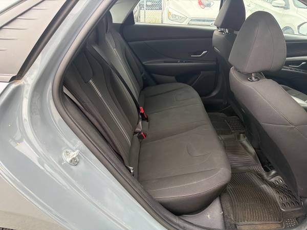 2021 Hyundai Elantra SEL - Image 15