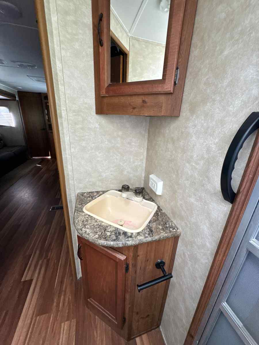2015 Gulfstream Innsbruck 277DDS - Image 45
