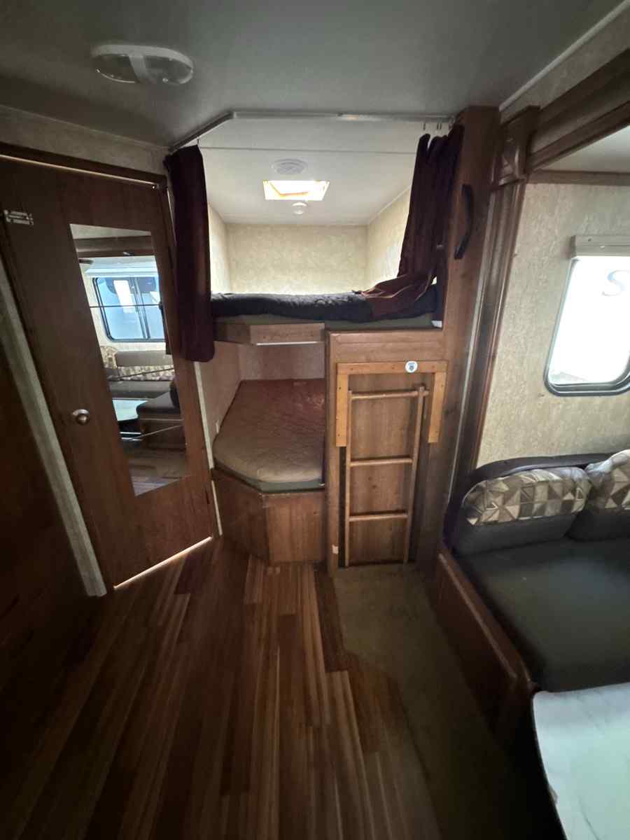 2015 Gulfstream Innsbruck 277DDS - Image 8