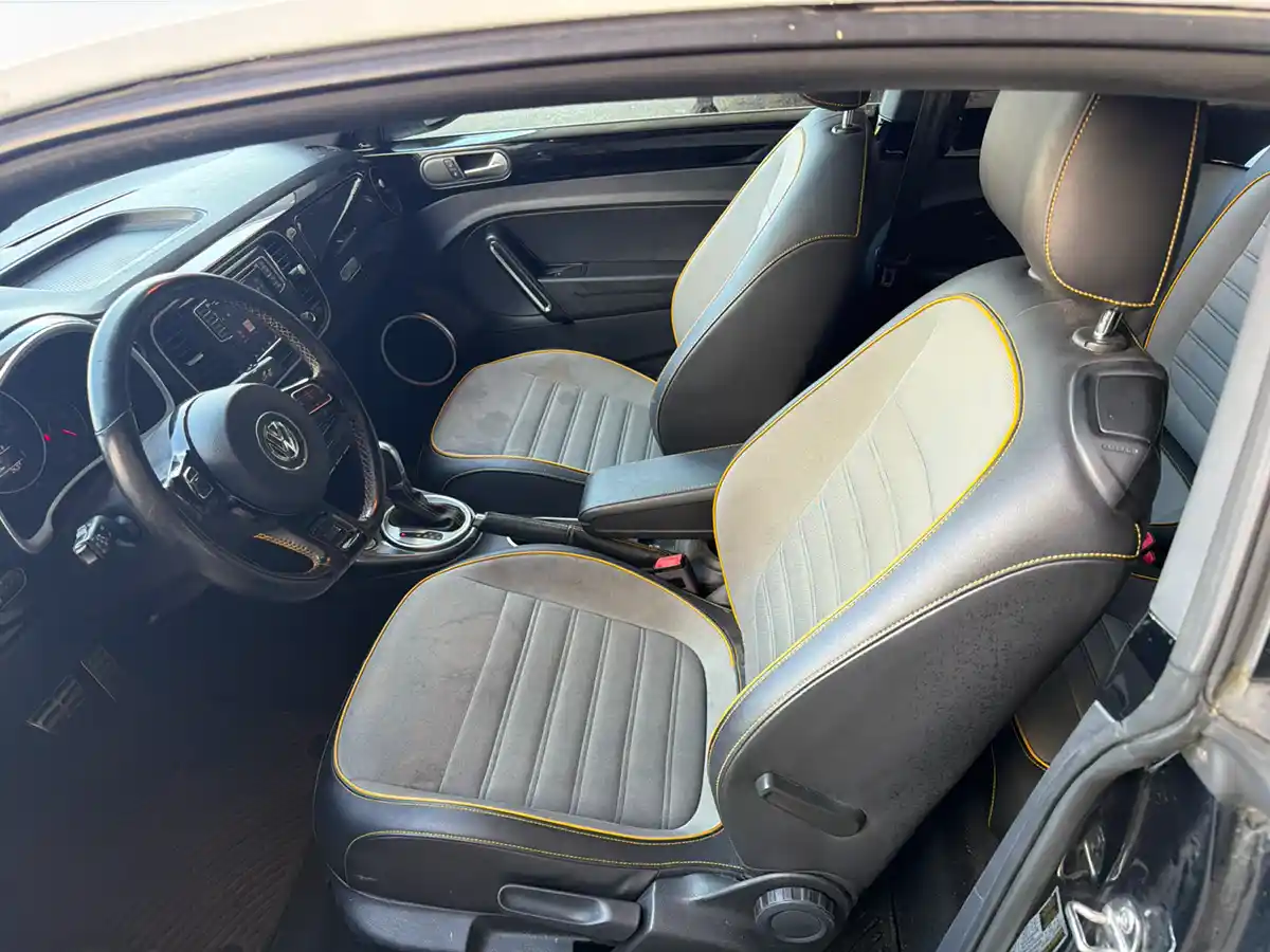 2018 Volkswagen Beetle 2.0 T - Image 11
