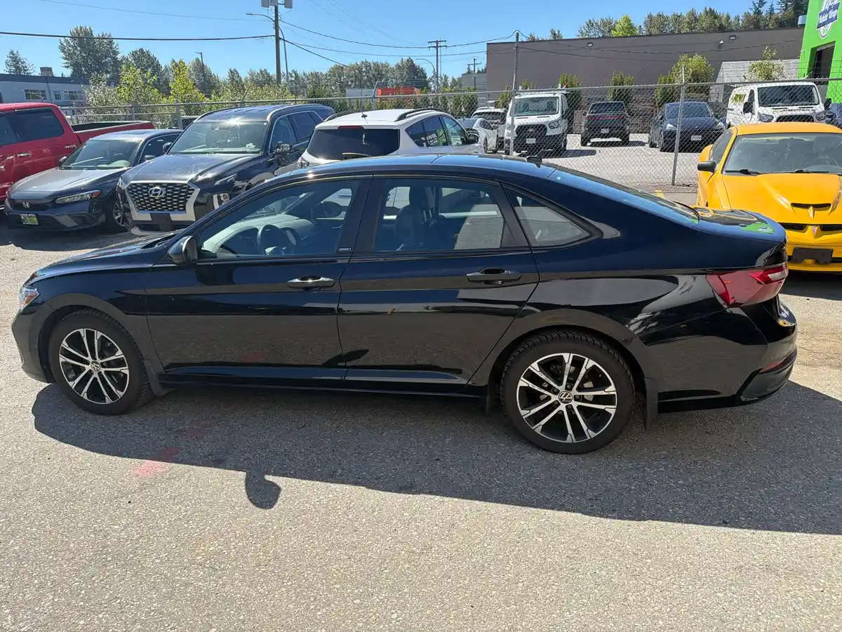 2023 Volkswagen Jetta Comfortline Sport - Image 3