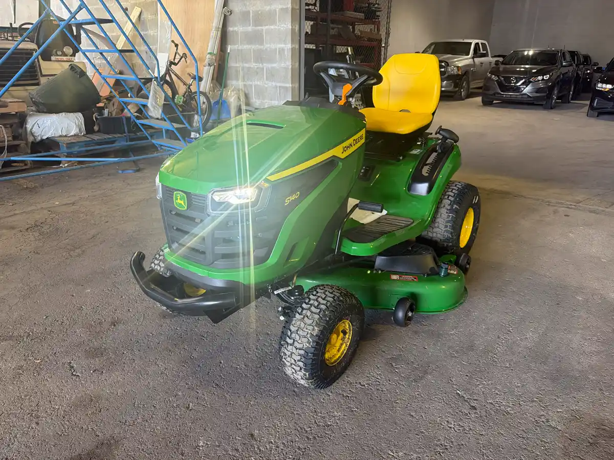 John Deere Ride On Mower S140