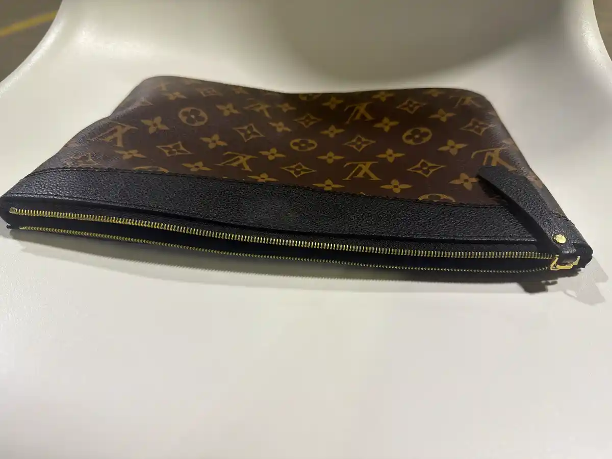 Louis Vuitton Daily Pouch - Image 5