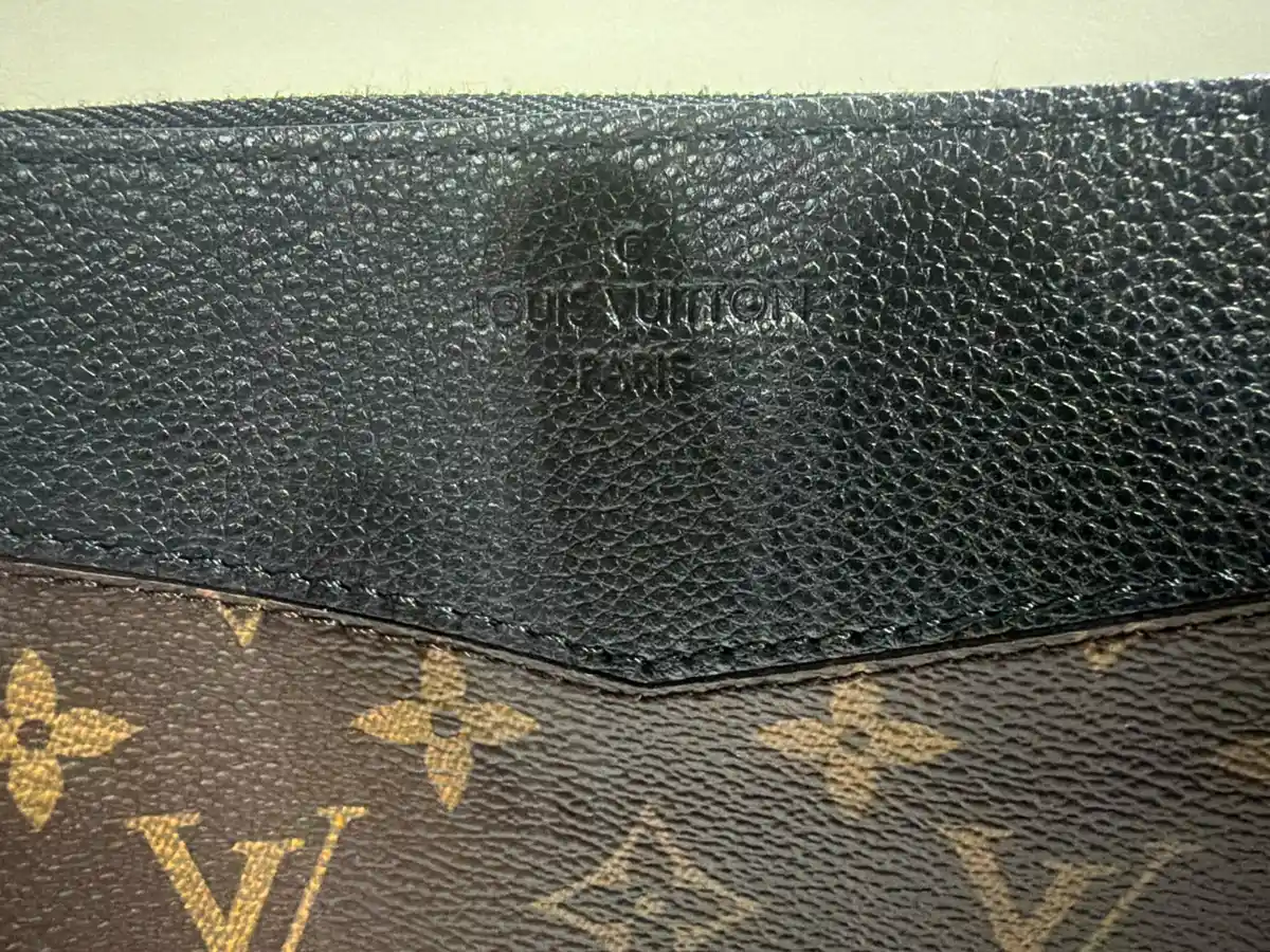 Louis Vuitton Daily Pouch - Image 7