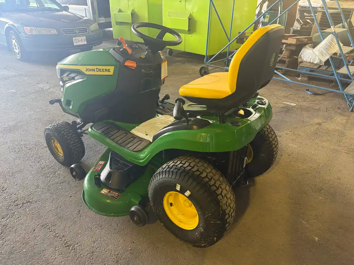 John Deere Ride On Mower S140 - Image 4