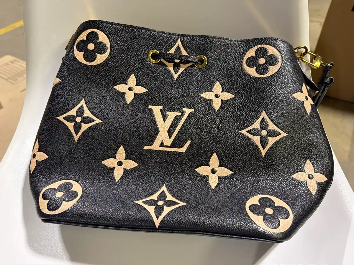 Louis Vuitton NéoNoé Shoulder Bag - Image 3