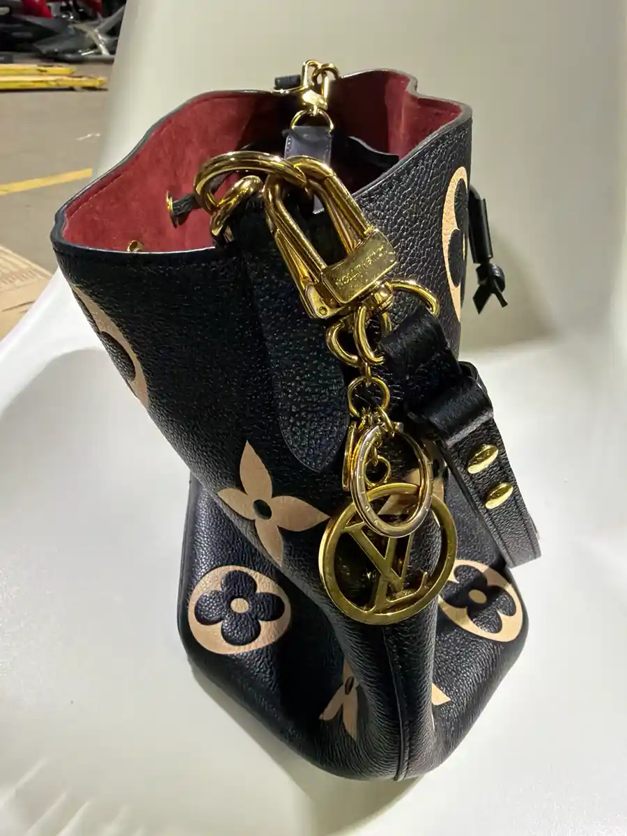 Louis Vuitton NéoNoé Shoulder Bag - Image 4